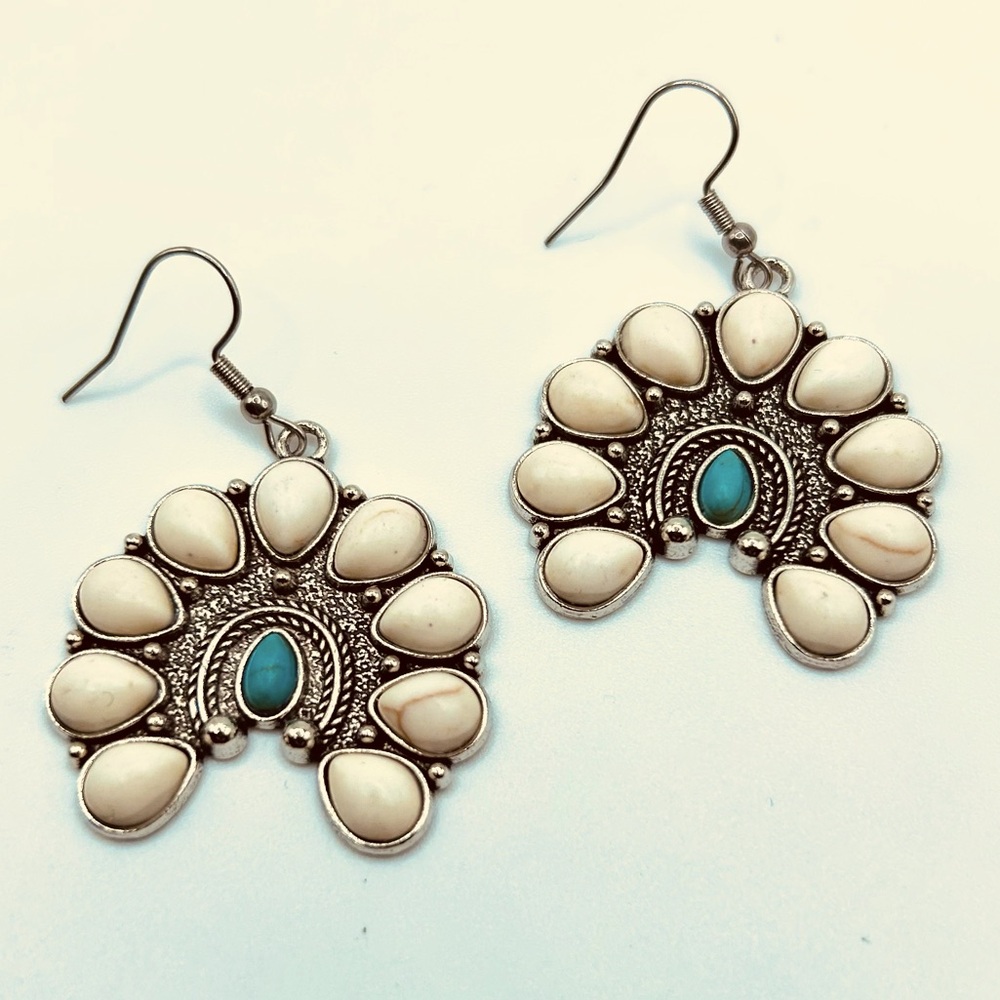 NWOT Western Squash Blossom Faux Turquoise Dangle Earrings Boho Southwestern